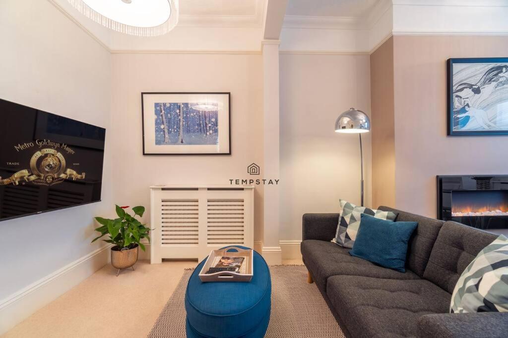 5 MIN TO CASTLE & SHOPS - CHARMING CHARACTER HOME - By Tempstay